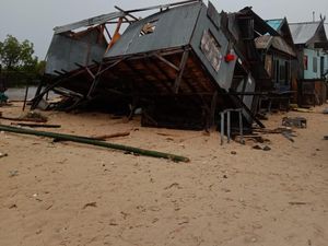 5 Rumah-2 Gudang Nelayan di TN Komodo Roboh Diterjang Angin