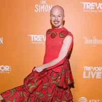 Sam tampil di acara Trevor Project. Dress indah tersebut memiliki motif tribal. Foto: dok. Getty Images