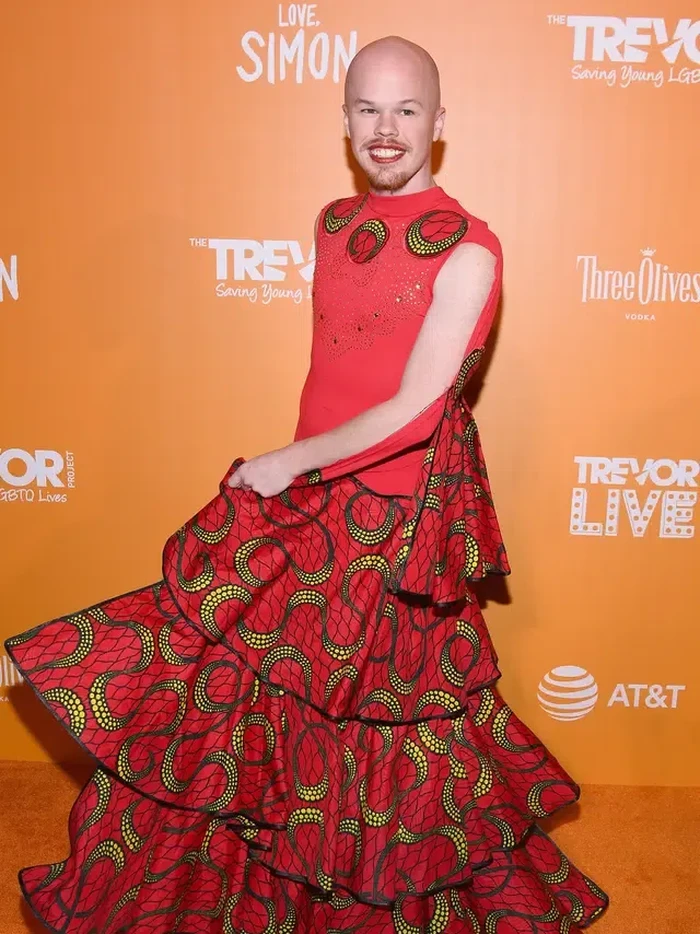 Sam Brinton tampil menggunakan baju rancangan Asya Khamsin di 2018