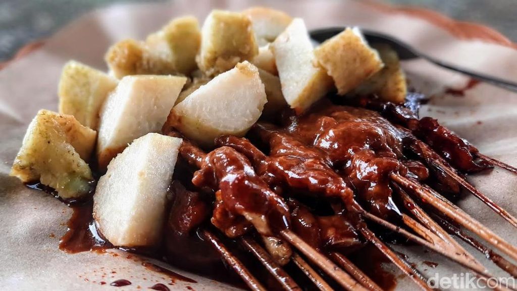 Sate Lalak, Kuliner Ikonik di Pantai Pasir Putih Situbondo yang Nagih