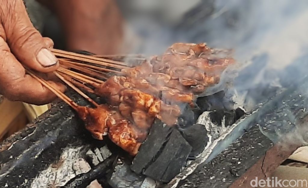 Sate Lalak, Kuliner Legendaris Pantai Pasir Putih Situbondo Tetap Eksis Hingga Kini