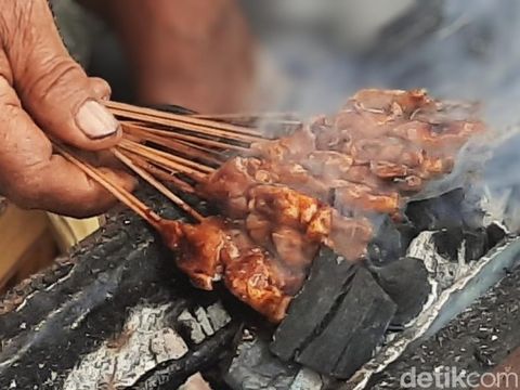 Sate Lalak, Kuliner Legendaris Pantai Pasir Putih Situbondo Tetap Eksis Hingga Kini
