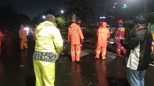 Wilayah DKI Jakarta diguyur hujan cukup deras sejak hingga malam ini. Sejumlah pohon dan papan reklame tumbang di sejumlah titik Ibu Kota.