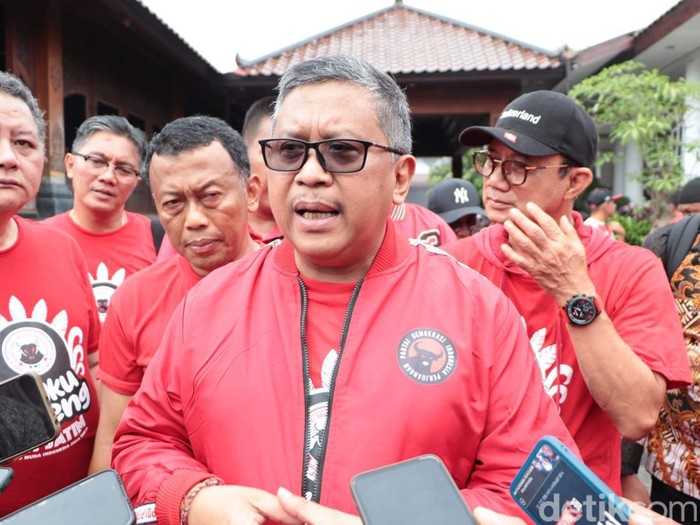 Sekjen PDIP Hasto Kristiyanto di Alun-alun Ponorogo