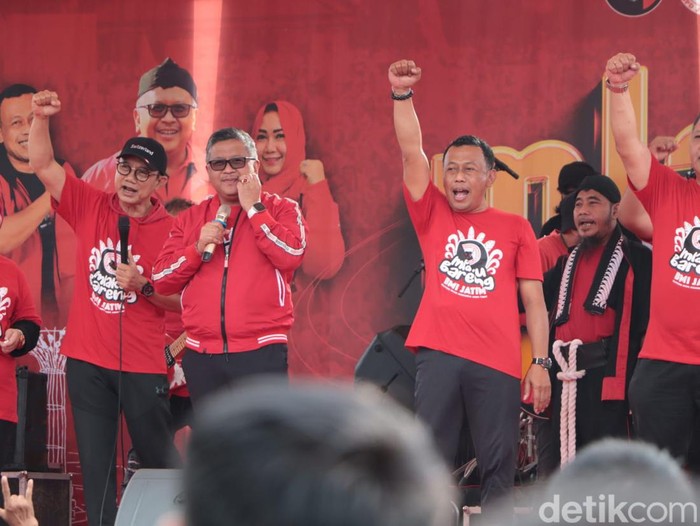 Sekjen PDIP Hasto Kristiyanto di Alun-alun Ponorogo