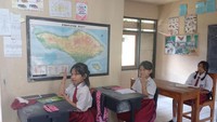 Suasana belajar di SDN 2 Bengkala, Senin (13/2/2023). SDN 2 Bengkala merupakan sekolah inklusi di Desa Bengkala sejak 2007 karena sebagian siswanya merupakan penyandang disabilitas tuli.