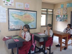 Suasana belajar di SDN 2 Bengkala, Senin (13/2/2023). SDN 2 Bengkala merupakan sekolah inklusi di Desa Bengkala sejak 2007 karena sebagian siswanya merupakan penyandang disabilitas tuli.