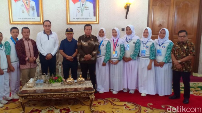 Siswa-siswi SMA Negeri 7 Sarolangun saat bersama Gubernur Jambi Al Haris. (Ferdi Almunanda)