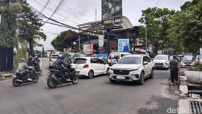 Situasi lalu lintas kendaraan yang mulai memadati Jl Setiabudi, Kota Bandung menuju arah Lembang.
