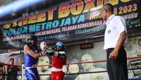 Petinju Yugolio Nelson (kanan) beradu pukul dengan petinju Rizal Ravarela (kiri) dalam acara Street Boxing di KPJ Boxing Camp, Bulungan, Jakarta, Minggu (26/2/2023).