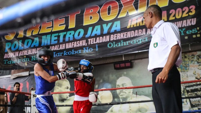 STREET BOXING POLDA METRO JAYA Petinju Yugolio Nelson (kanan) beradu pukul dengan petinju Rizal Ravarela (kiri) dalam acara Street Boxing di KPJ Boxing Camp, Bulungan, Jakarta, Minggu (26/2/2023). Kegiatan yang diselenggarakan Ditlantas Polda Metro Jaya tersebut bertujuan untuk menghilangkan kenakalan remaja, seperti tawuran dan penyalahgunaan obat-obatan terlarang serta menyalurkan minat, bakat dan sportivitas melalui olahraga tinju. ANTARA FOTO/Asprilla Dwi Adha/foc.