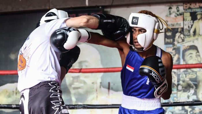 STREET BOXING POLDA METRO JAYA Petinju Yugolio Nelson (kanan) beradu pukul dengan petinju Rizal Ravarela (kiri) dalam acara Street Boxing di KPJ Boxing Camp, Bulungan, Jakarta, Minggu (26/2/2023). Kegiatan yang diselenggarakan Ditlantas Polda Metro Jaya tersebut bertujuan untuk menghilangkan kenakalan remaja, seperti tawuran dan penyalahgunaan obat-obatan terlarang serta menyalurkan minat, bakat dan sportivitas melalui olahraga tinju. ANTARA FOTO/Asprilla Dwi Adha/foc.