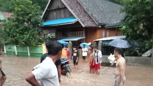 Suasana Banjir di Kecamatan Ambalawi, Kabupaten Bima NTB pada Sabtu (25/2/2023). (IST)
