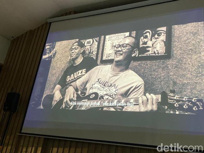Suasana saat menonton film dokumentasi Burgerkill.