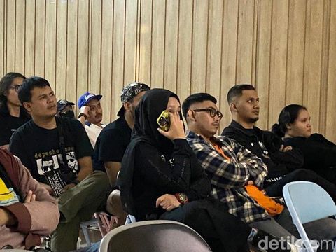 Suasana saat menonton film dokumentasi Burgerkill.