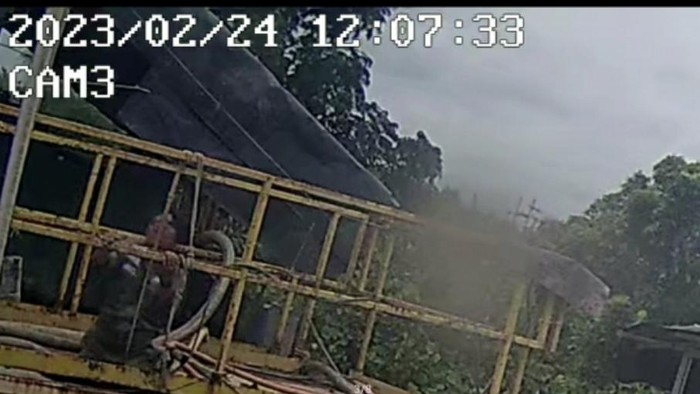 Tangkapan layar video pekerja blok rokan jatuh (Foto: Istimewa)