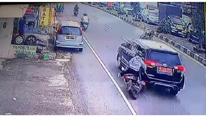 Tangkapan layar video tabrak lari di Klaten, Sabtu (25/2/2023) sore dari unggahan akun Instagram @klaten_24jam.