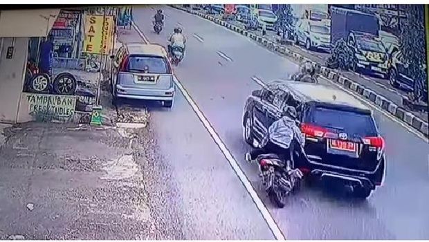 Tangkapan layar video tabrak lari di Klaten, Sabtu (25/2/2023) sore dari unggahan akun Instagram @klaten_24jam.