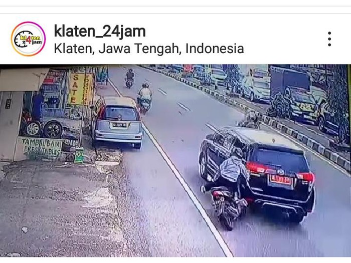 Tangkapan layar video tabrak lari di Klaten, Sabtu (25/2/2023) sore dari unggahan akun Instagram @klaten_24jam.