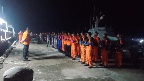Pengarahan Tim SAR Gabungan yang akan mengevakuasi 26 nelayan. Kapal nelayan itu mati mesin diterjang gelombang di perairan Pulau Babi, Sikka, NTT, Sabtu (25/2/2023)