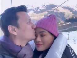 8 Potret Titi Kamal Liburan Keluarga ke Swiss, Mesra Bareng Suami