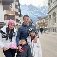 Tak hanya berdua, Titi dan Tian juga mengajak serta kedua anak mereka. Keempatnya tampak begitu bahagia bisa menghabiskan waktu berlibur bersama. Foto: Instagram/@titi_kamall