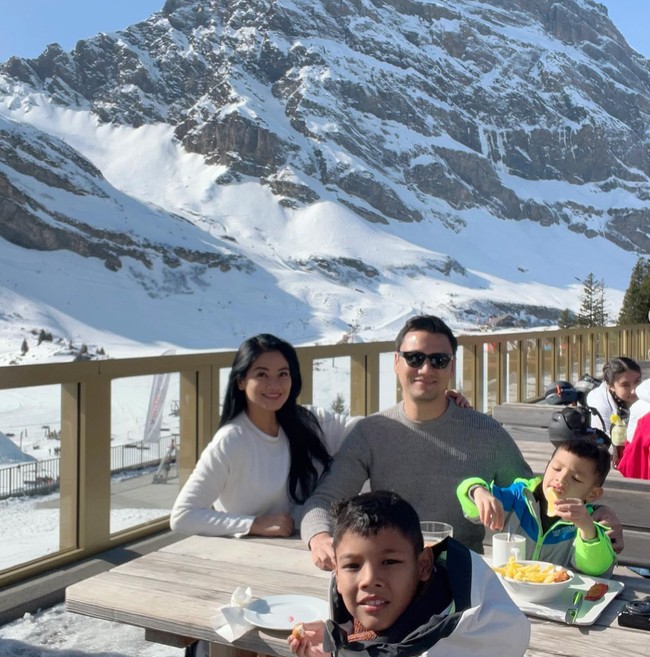 Dalam salah satu unggahan Titi mengatakan jika perjalanan Titi dan keluarganya ke Swiss itu untuk merayakan ulang tahun sang suami. Dan karena kedua putranya itu sudah cukup besar maka mereka memutuskan hanya pergi berempat saja. Foto: Instagram/@titi_kamall