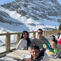 Dalam salah satu unggahan Titi mengatakan jika perjalanan Titi dan keluarganya ke Swiss itu untuk merayakan ulang tahun sang suami. Dan karena kedua putranya itu sudah cukup besar maka mereka memutuskan hanya pergi berempat saja. Foto: Instagram/@titi_kamall