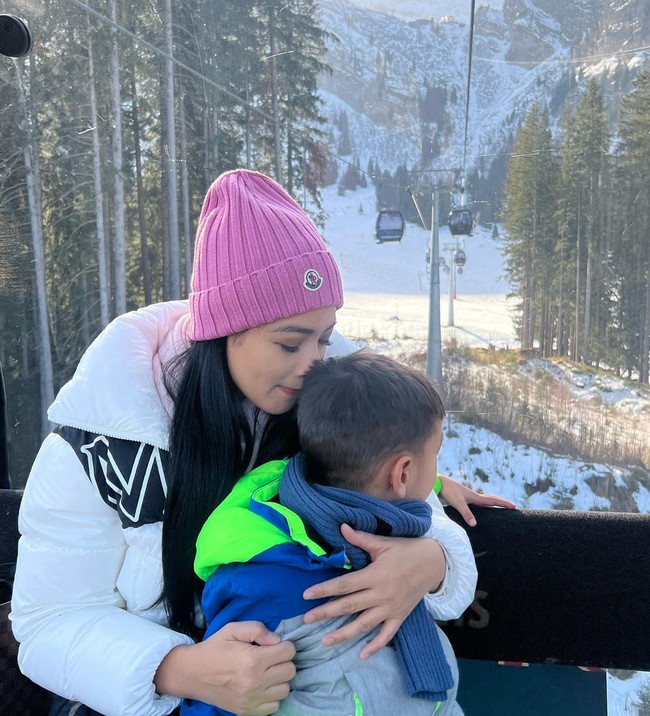 Selama di sana Titi dan keluarganya juga mencoba beragam kegiatan. Mereka terlihat mencoba menaiki cable car untuk melihat pemandangan indah di sana. Foto: Instagram/@titi_kamall