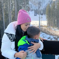 Selama di sana Titi dan keluarganya juga mencoba beragam kegiatan. Mereka terlihat mencoba menaiki cable car untuk melihat pemandangan indah di sana. Foto: Instagram/@titi_kamall