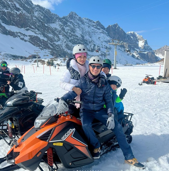 Tak hanya menaiki cable car, keluarga Titi Kamal juga mencoba menaiki jet ski salju. Kegembiraan pun tampak jelas di wajah Titi dan keluarganya. Foto: Instagram/@titi_kamall