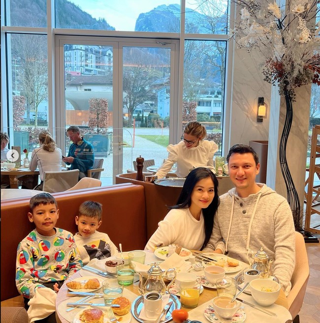 Keempatnya juga tampak menikmati hidangan di sebuah restoran di Swiss. Meski sudah menikah selama 14 tahun namun Titi dan Tian masih terlihat begitu kompak dan mesra. Foto: Instagram/@titi_kamall