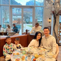 Keempatnya juga tampak menikmati hidangan di sebuah restoran di Swiss. Meski sudah menikah selama 14 tahun namun Titi dan Tian masih terlihat begitu kompak dan mesra. Foto: Instagram/@titi_kamall