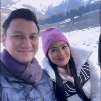 Melalui akun Instagram pribadinya Titi Kamal membagikan foto-foto momen liburannya ke Swiss. Dalam foto-foto yang dibagikan terlihat Titi begitu mesra dengan sang suami, Christian Sugiono. Foto: Instagram/@titi_kamall