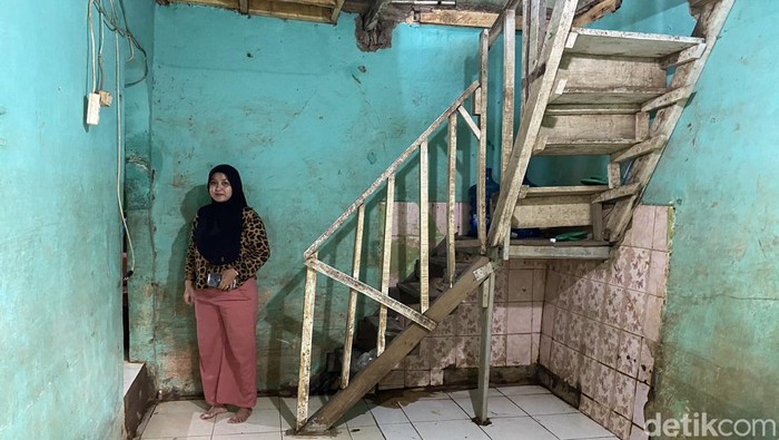 Warga korban banjir di wilayah Cawang, Jakarta Timur, mau tak mau mengosongkan barang di lantai dasar rumahnya karena diterjang banjir berulang, Minggu (26/2/2023). (Devi Puspitasari/detikcom)