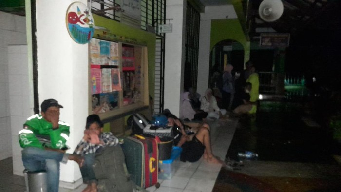Kebakaran terjadi di Jalan Tanah Abang 5 RT 05/RW 03 Kelurahan Petojo Selatan, Kecamatan Gambir, Jakarta Pusat. Sejumlah warga yang terdampak kebakaran mengevakuasi barang-barang miliknya ke tempat yang lebih aman.