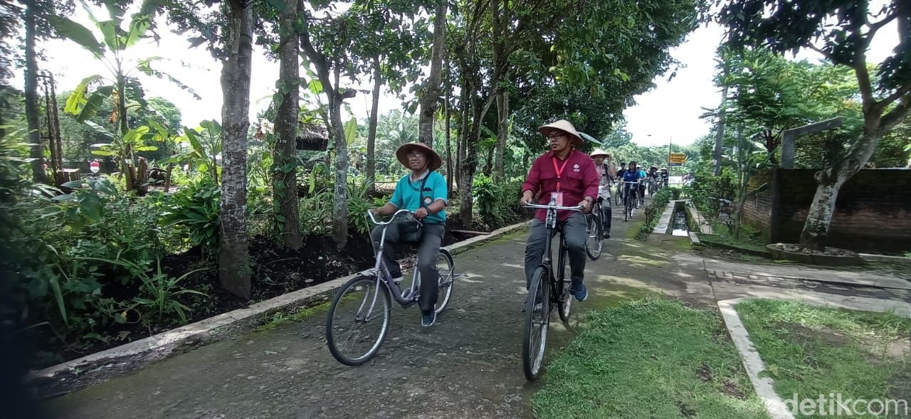 Wisatawan saat bersepeda keliling desa di Sentolo, Kulon Progo, Minggu (26/2/2023).