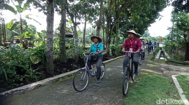Wisatawan saat bersepeda keliling desa di Sentolo, Kulon Progo, Minggu (26/2/2023).