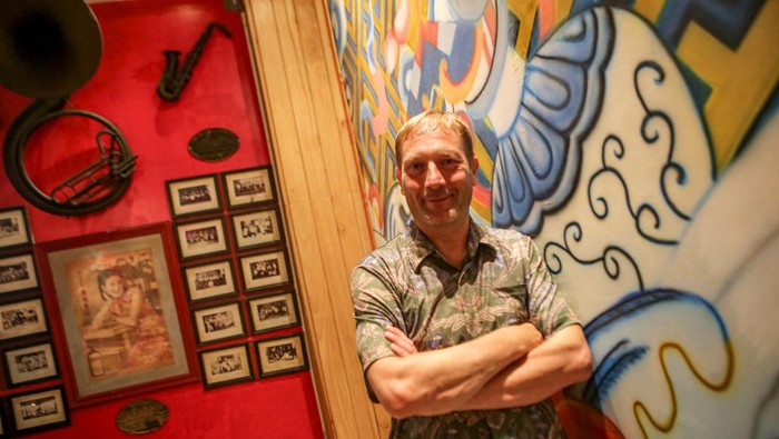 WNA Asal Jerman Ini Buktikan Cinta Indonesia Lewat Budaya Seorang WNA asal Jerman, Marcus Vetter mengaku sangat tertarik pada Indonesia. Buktinya, ia akan membawa batik khas asli Indonesia ke ajang film Internasional. What?