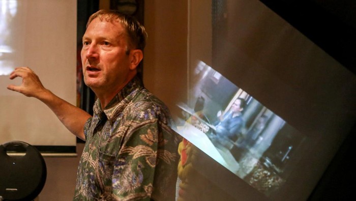 Seorang WNA asal Jerman, Marcus Vetter mengaku sangat tertarik pada Indonesia. Buktinya, ia akan membawa batik khas asli Indonesia ke ajang film Internasional. What?