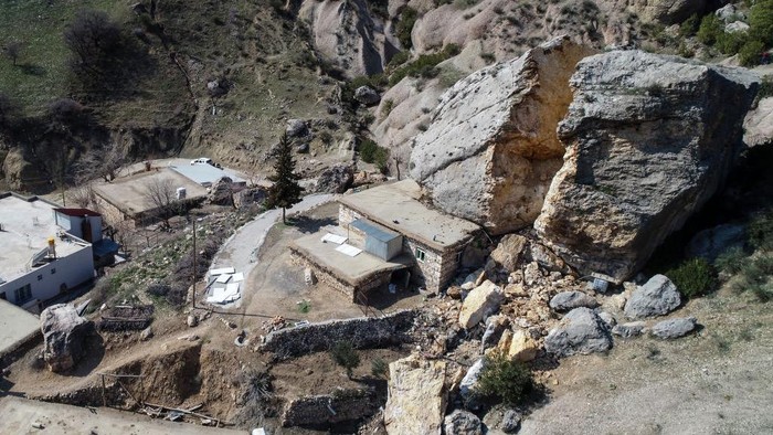 ADIYAMAN, TURKIYE - FEBRUARY 26: An aerial view of a massive rock triggered by earthquakes split a 1-storey-house in Eski Kahta Village of Adiyaman after 7.7 and 7.6 magnitude earthquakes hit multiple provinces of Turkiye, on February 26, 2023. On Feb.6 a strong 7.7 earthquake, centered in the Pazarcik district, jolted Kahramanmaras and strongly shook several provinces, including Gaziantep, Sanliurfa, Diyarbakir, Adana, Adiyaman, Malatya, Osmaniye, Hatay, and Kilis. On the same day at 1.24 p.m. (1024GMT), a 7.6 magnitude quake centered in Kahramanmaras' Elbistan district struck the region. (Photo by Orhan Cicek/Anadolu Agency via Getty Images)