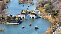 Tak hanya itu, kawasan tersebut juga menawarkan wisata air berupa perahu yang bisa ditumpangi wisatawan.