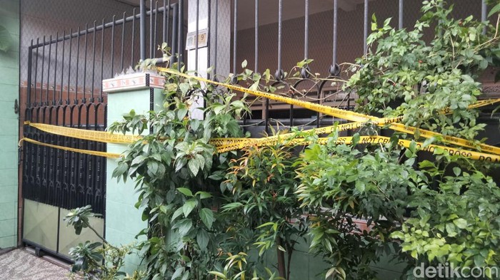 2 orang tewas kebakaran rumah menanggal surabaya