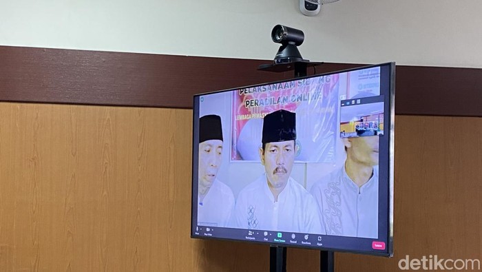 Acun alias Abah (kiri) dan kawan-kawan di persidangan dugaan pembunuhan berencana