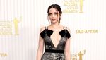 Adu Gaya Ana de Armas dan Aubrey Plaza di SAG Awards 2023