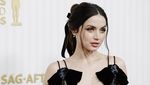 Adu Gaya Ana de Armas dan Aubrey Plaza di SAG Awards 2023