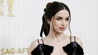Dress bertipe plunging dengan potongan V itu membuat penampilannya makin memesona dengan gaya rambut cepol dan smokey eyes. Getty Images/Frazer Harrison