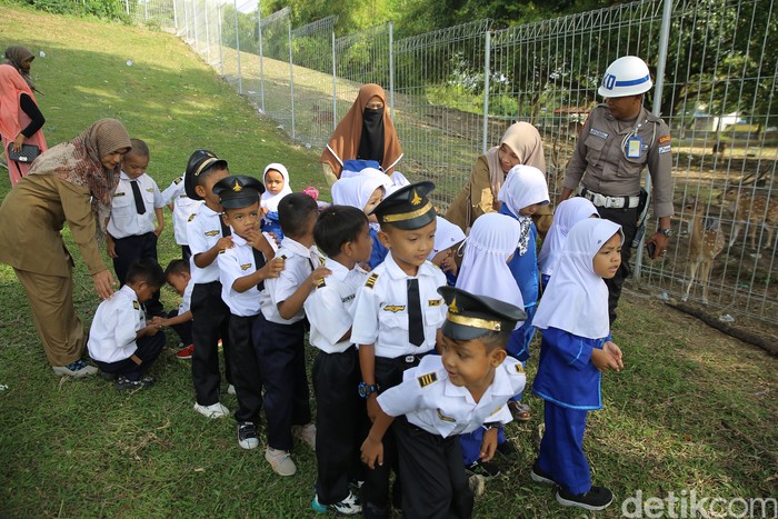 Siswa PAUD Lhokseumawe berkunjung ke wisata edukasi Taman Rusa di Perta Arun, Aceh. Mereka dapat mengamati sekaligus belajar mengenai binatang Rusa.
