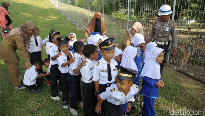 Siswa PAUD Lhokseumawe berkunjung ke wisata edukasi Taman Rusa di Perta Arun, Aceh. Mereka dapat mengamati sekaligus belajar mengenai binatang Rusa.