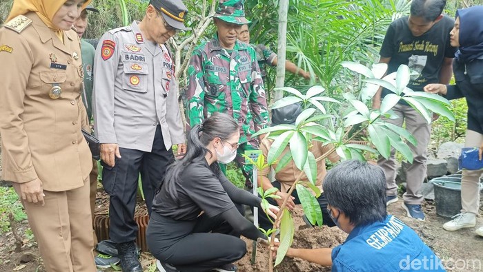 arumi bachsin ke Ponorogo